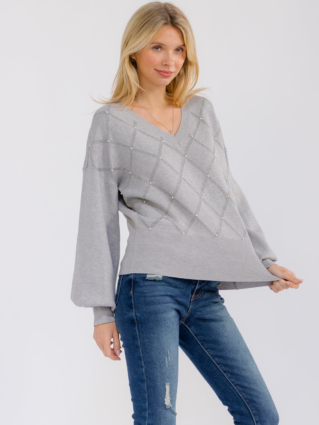 WOMEN'S LONG SLEEVE V-NECK PEARL DETAILED PULLOVER SWEATER