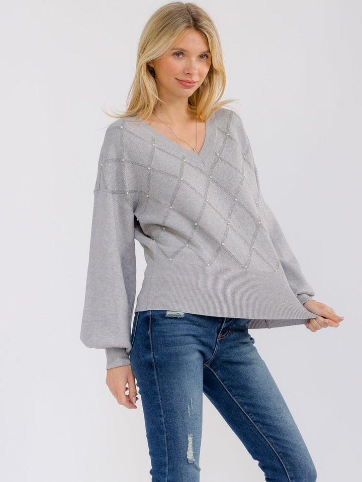WOMEN'S LONG SLEEVE V-NECK PEARL DETAILED PULLOVER SWEATER