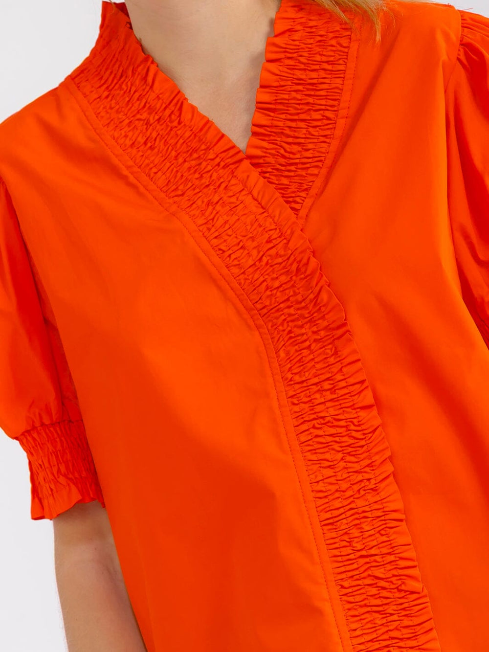 WOMEN'S SHORT PUFF SLEEVE V-NECK RUFFLE BLOUSE