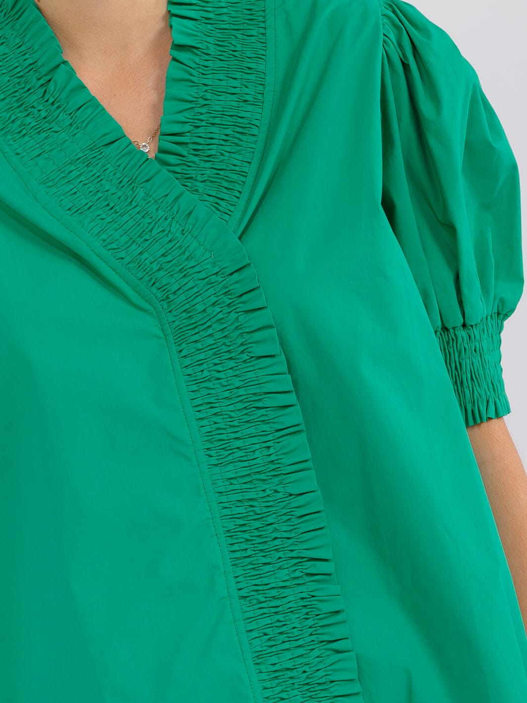WOMEN'S SHORT PUFF SLEEVE V-NECK RUFFLE BLOUSE