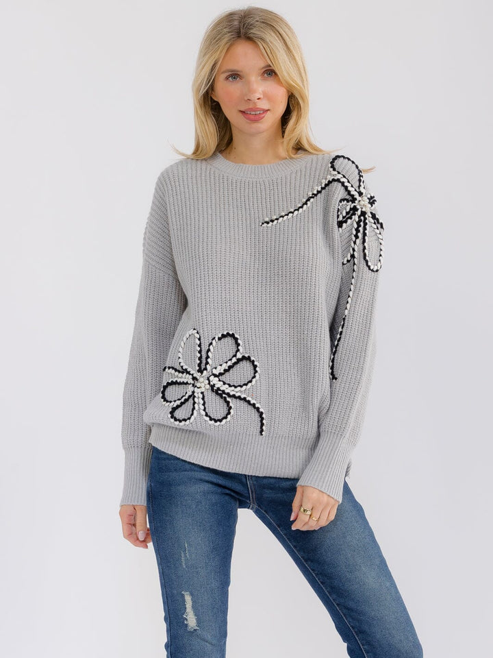 WOMEN'S LONG SLEEVE PEARL FLOWER DETAILED PULLOVER SWEATER