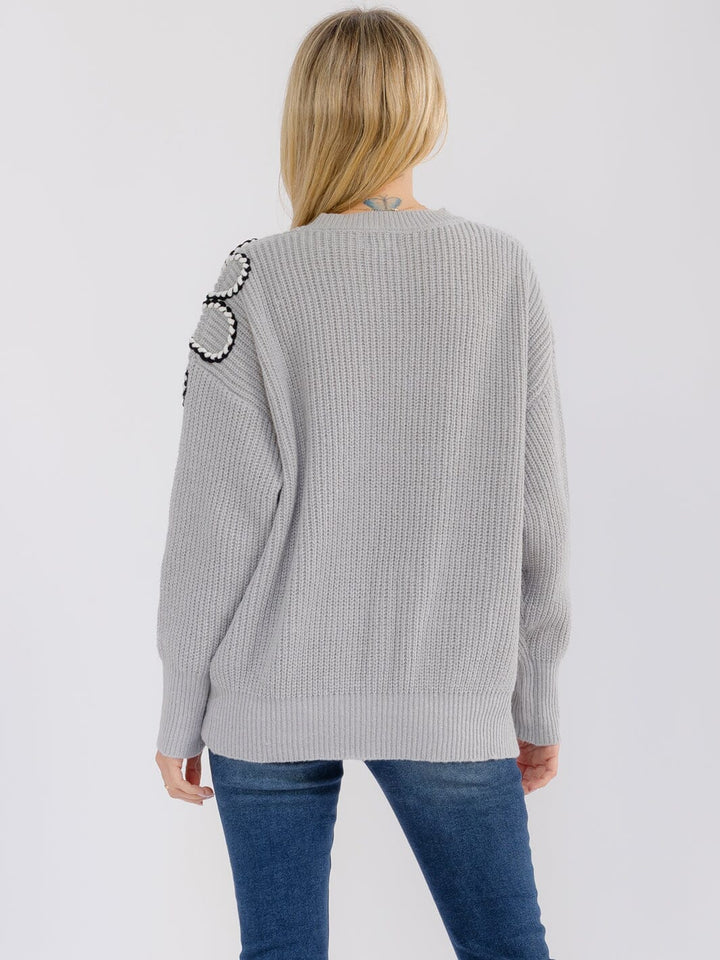 WOMEN'S LONG SLEEVE PEARL FLOWER DETAILED PULLOVER SWEATER
