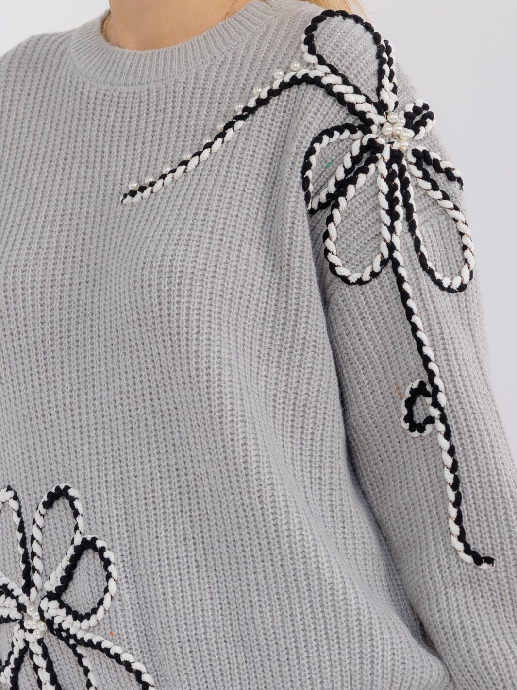 WOMEN'S LONG SLEEVE PEARL FLOWER DETAILED PULLOVER SWEATER
