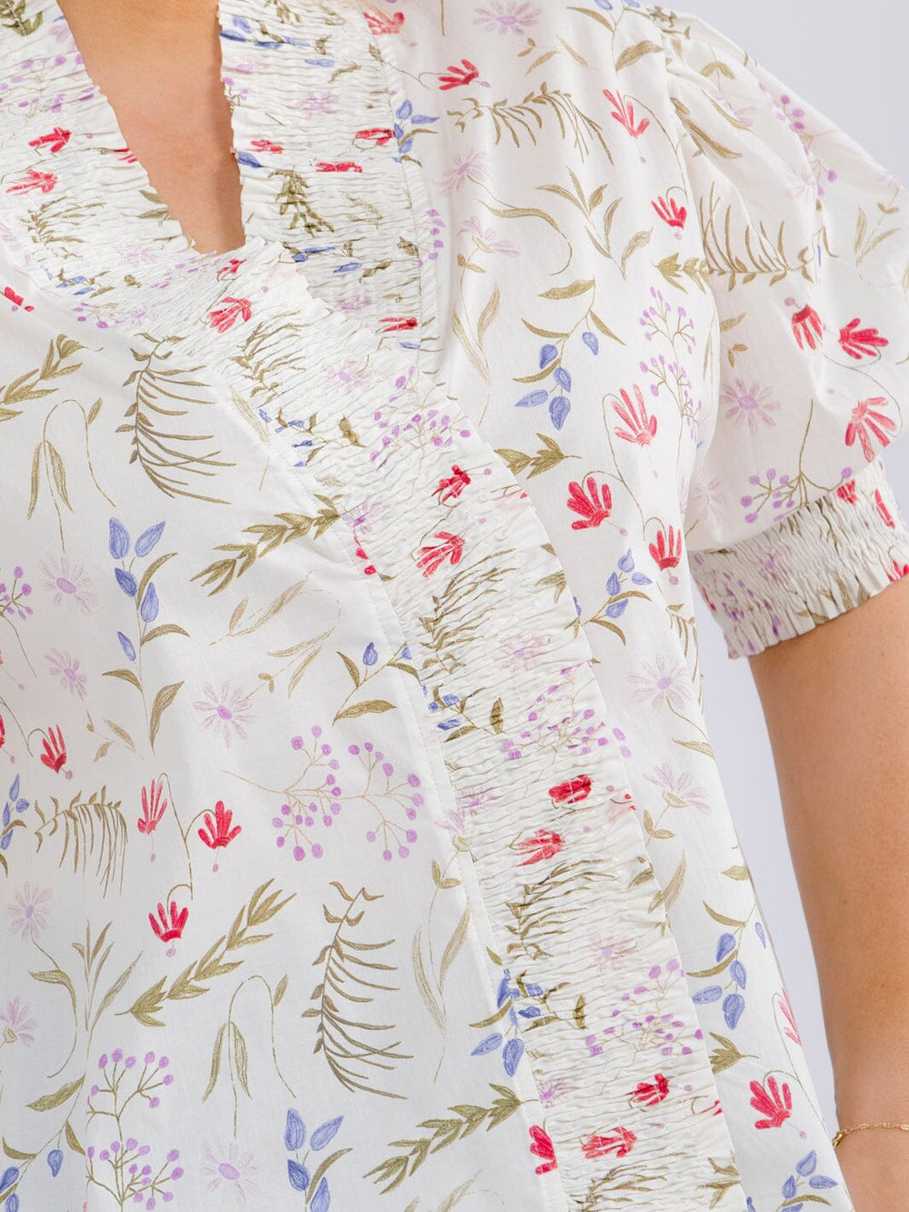 PLUS SIZE SHORT PUFF SLEEVE V-NECK RUFFLE FLORAL BLOUSE