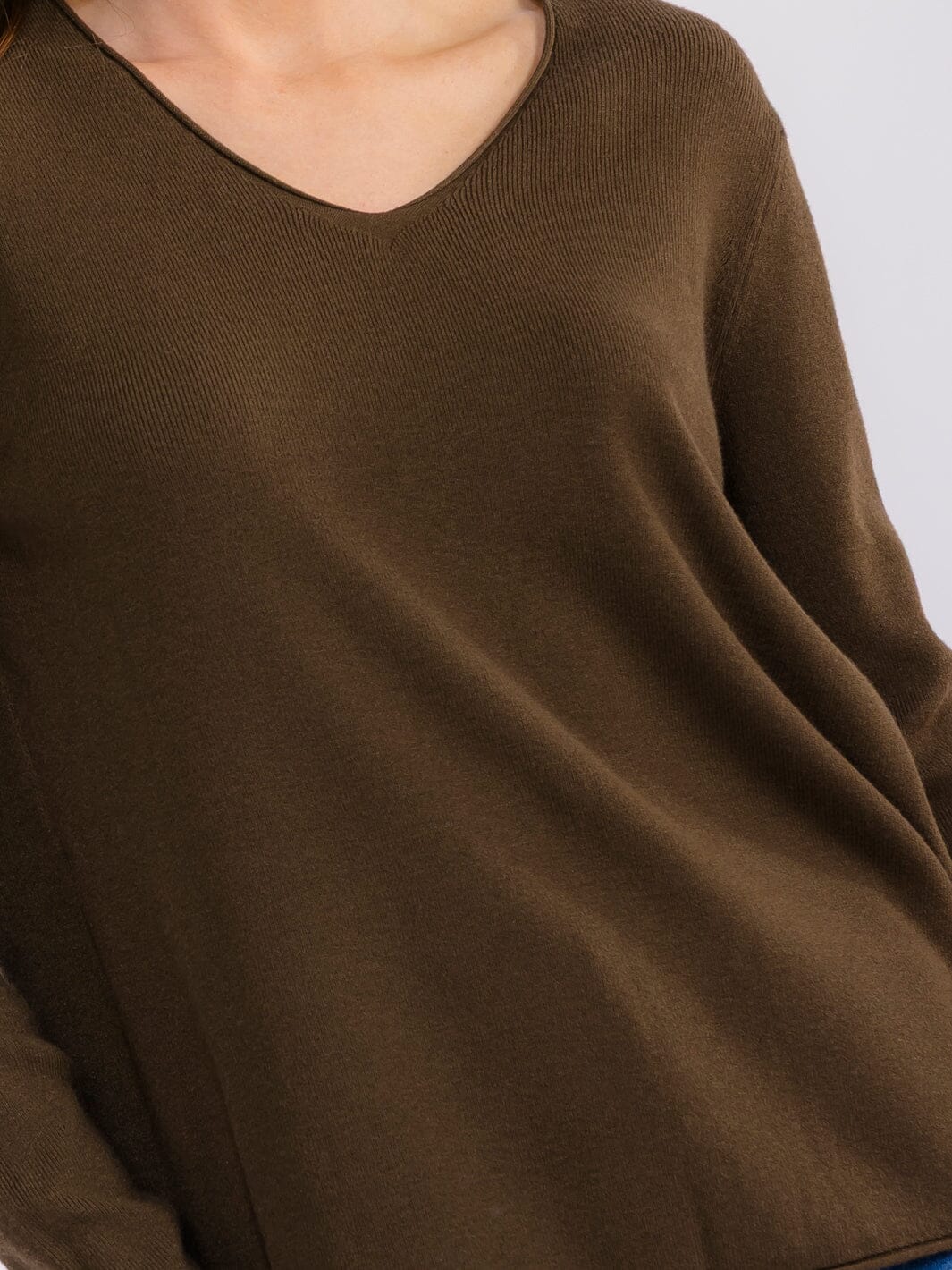 WOMEN'S LONG SLEEVE V-NECK PULLOVER SWEATER