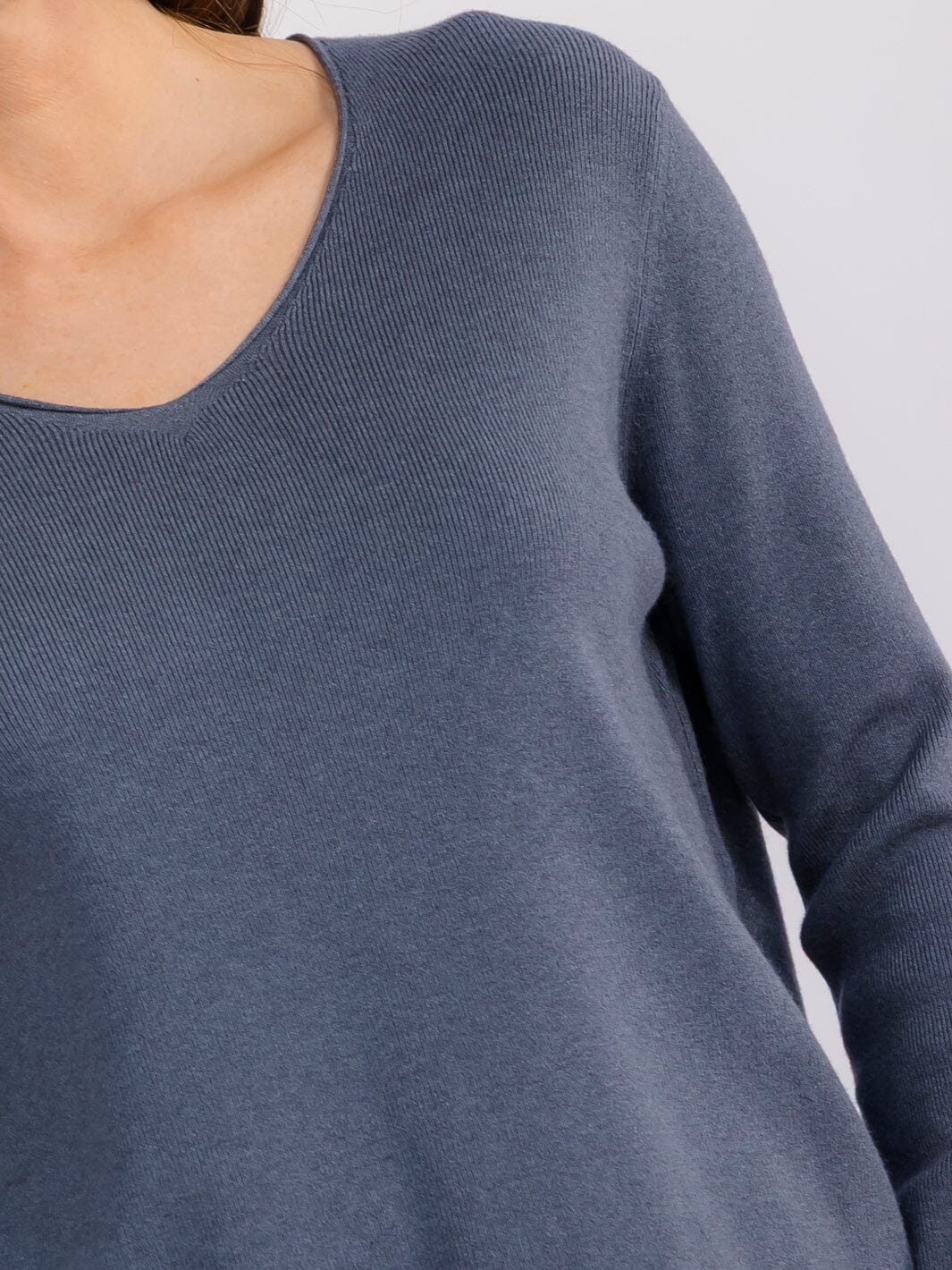 WOMEN'S LONG SLEEVE V-NECK PULLOVER SWEATER