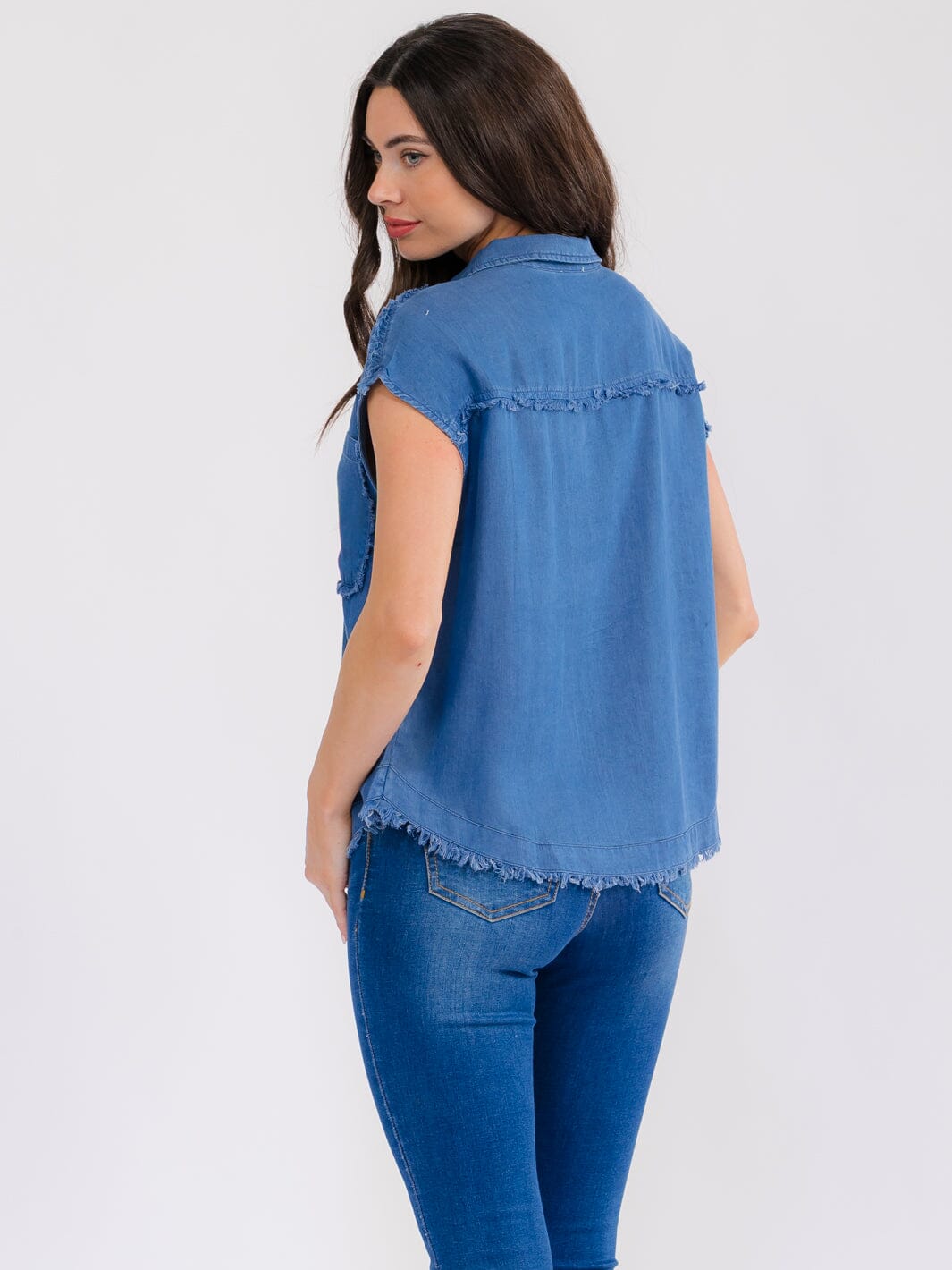 WOMEN'S SHORT SLEEVE BUTTON UP FRONT POCKET CHAMBRAY BLOUSE
