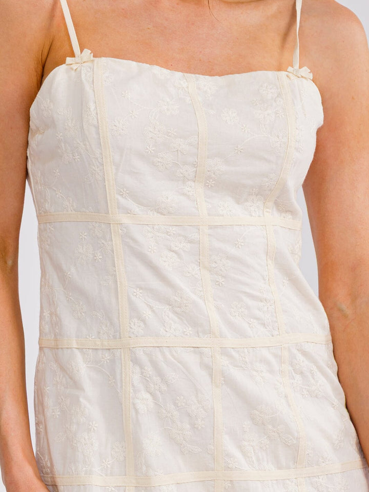 WOMEN'S SLEEVELESS FLORAL STITCHED MINI DRESS