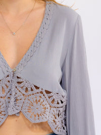 WOMEN'S LONG SLEEVE V-NECK BUTTON CLOSURE CROCHET CROP TOP