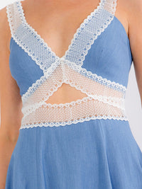 WOMEN'S SLEEVELESS V-NECK CROCHET DETAILED FIT & FLARE CHAMBRAY MINI DRESS