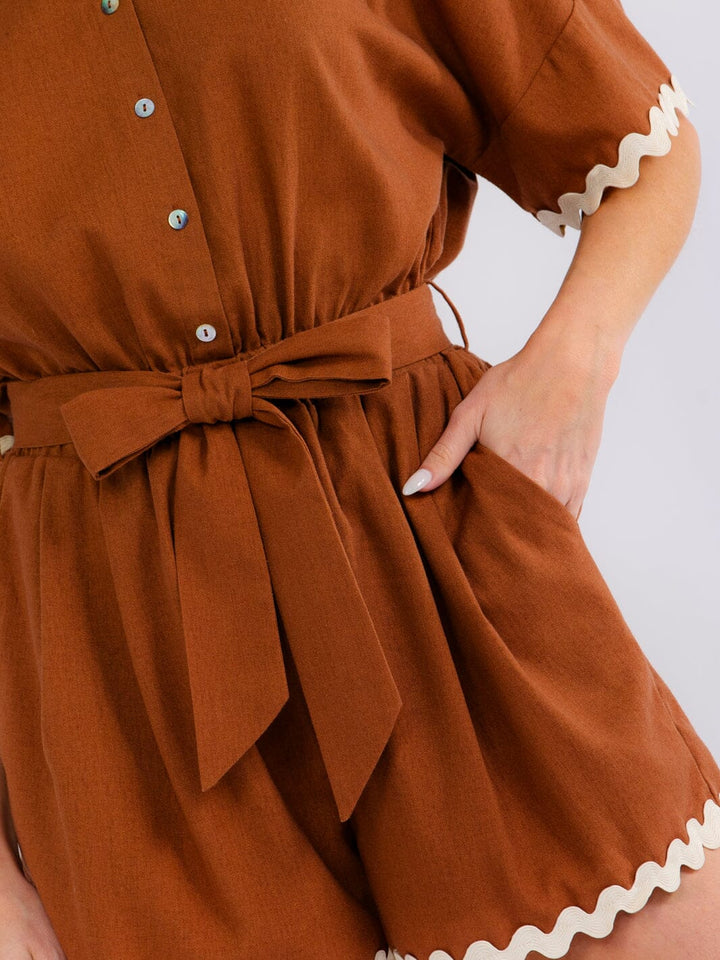 WOMEN'S SHORT SLEEVE BUTTON UP SELF TIE FRON POCKETS TRIM DETAILED LINEN ROMPER