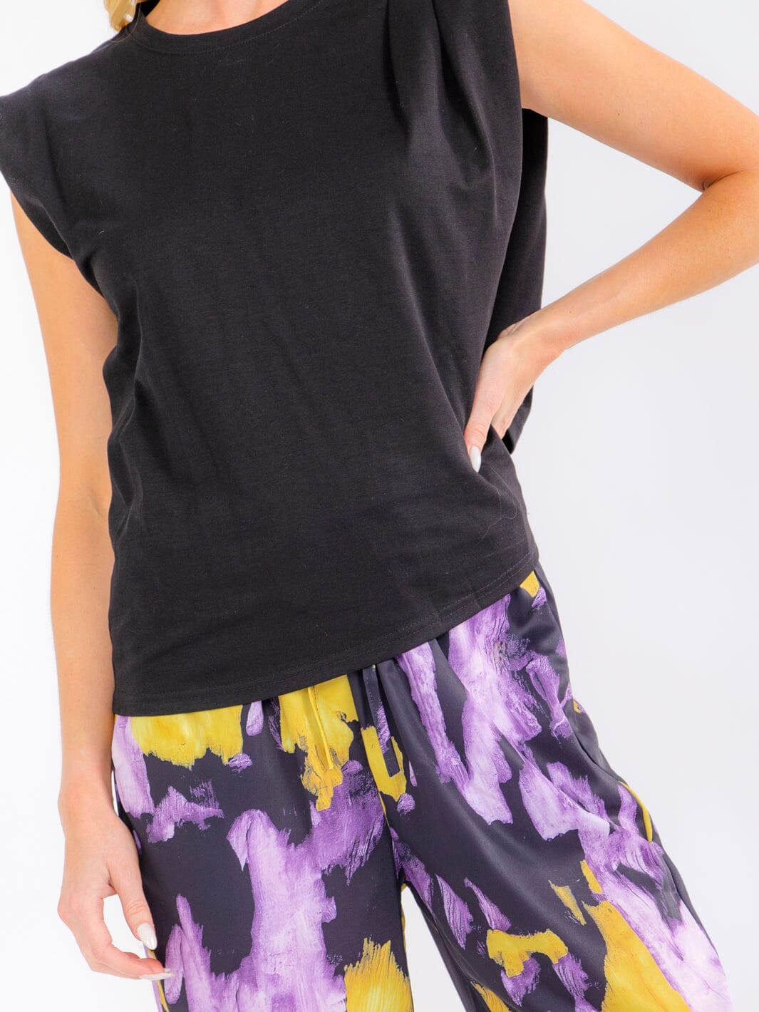 WOMEN'S SLEEVELESS BACK CUT OUT BLOUSE & ELASTIC WAIST POCKETS CAPRI PANTS TIE DYE 2PC. SET