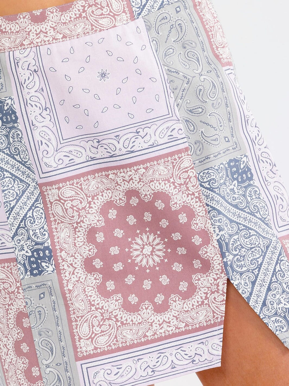 WOMEN'S ZIPPER CLOSURE FRONT SLIT MULTI PRINT MINI SKIRT