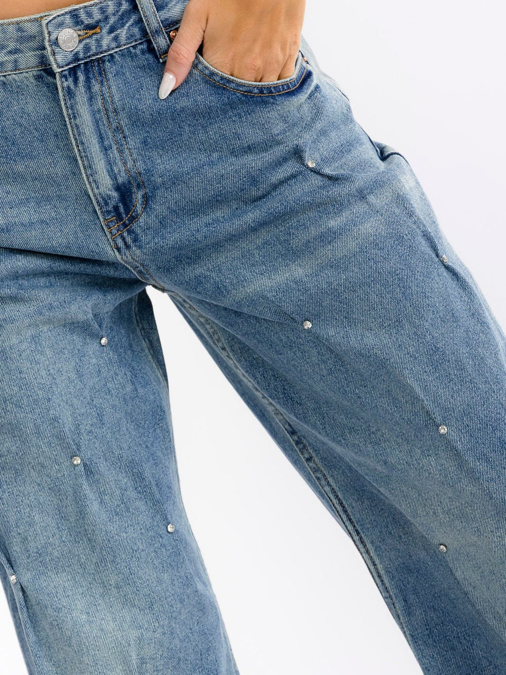 WOMEN'S BUTTON CLOSURE POCKETS STUDS DETAILED WIDE LEG WASHED DENIM PANTS