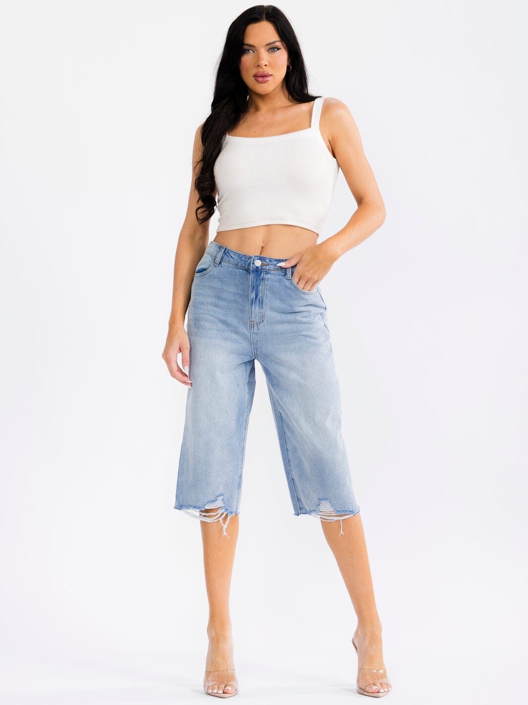 WOMEN'S BUTTON CLOSURE POCKETS RAW EDGE WASHED DENIM CAPRI SHORTS