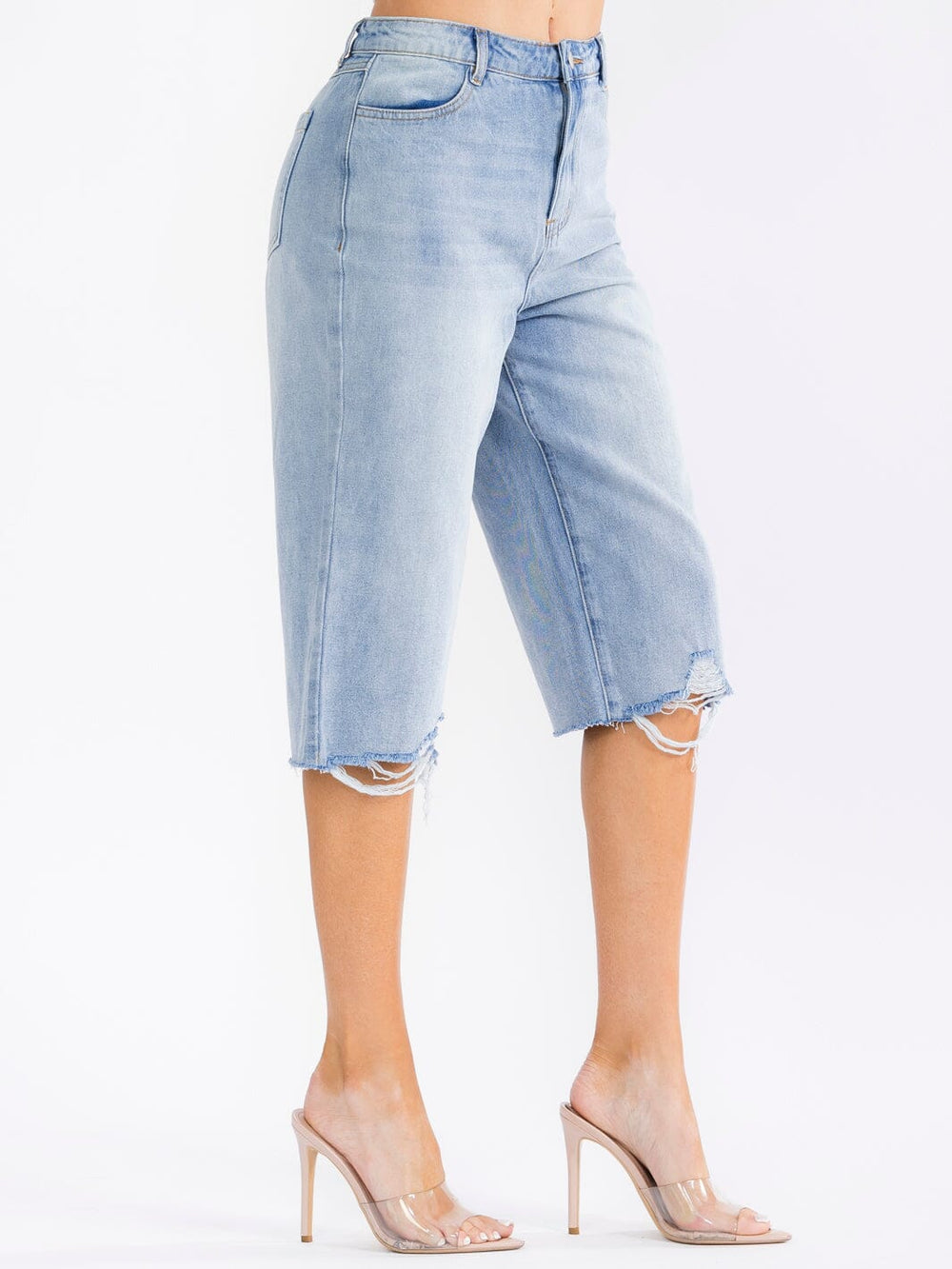 WOMEN'S BUTTON CLOSURE POCKETS RAW EDGE WASHED DENIM CAPRI SHORTS