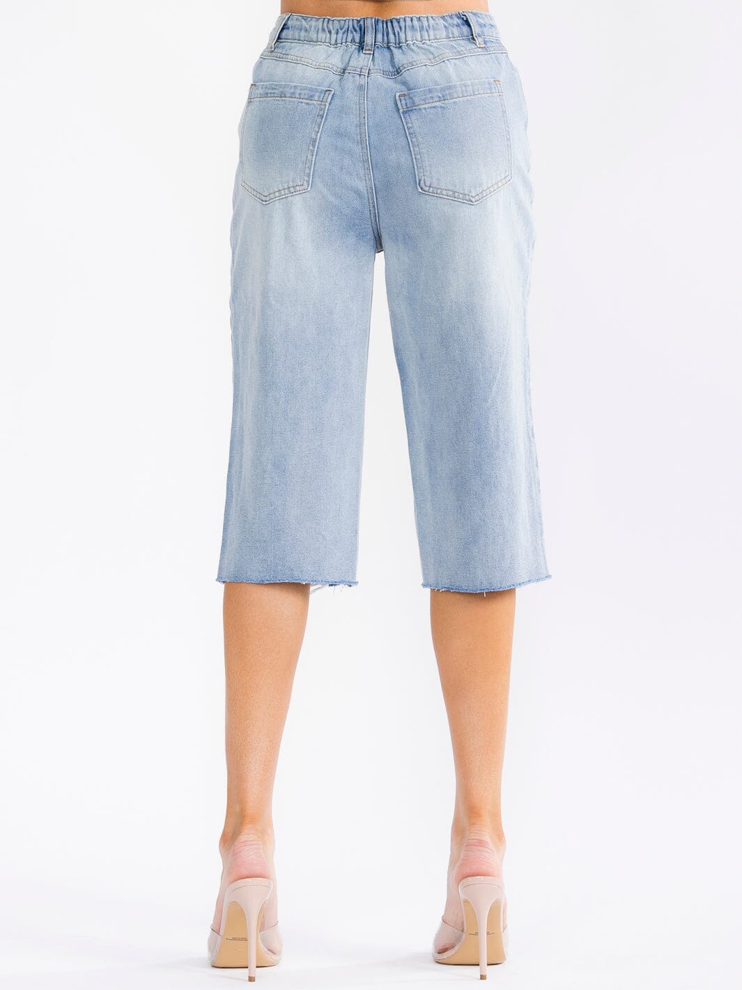 WOMEN'S BUTTON CLOSURE POCKETS RAW EDGE WASHED DENIM CAPRI SHORTS