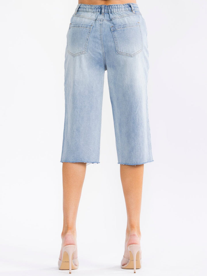 WOMEN'S BUTTON CLOSURE POCKETS RAW EDGE WASHED DENIM CAPRI SHORTS