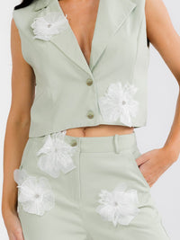 WOMEN'S SLEEVELESS CROP TO & BUTTON CLOSURE PANTS FLOWER DETAILED 2PC. SET