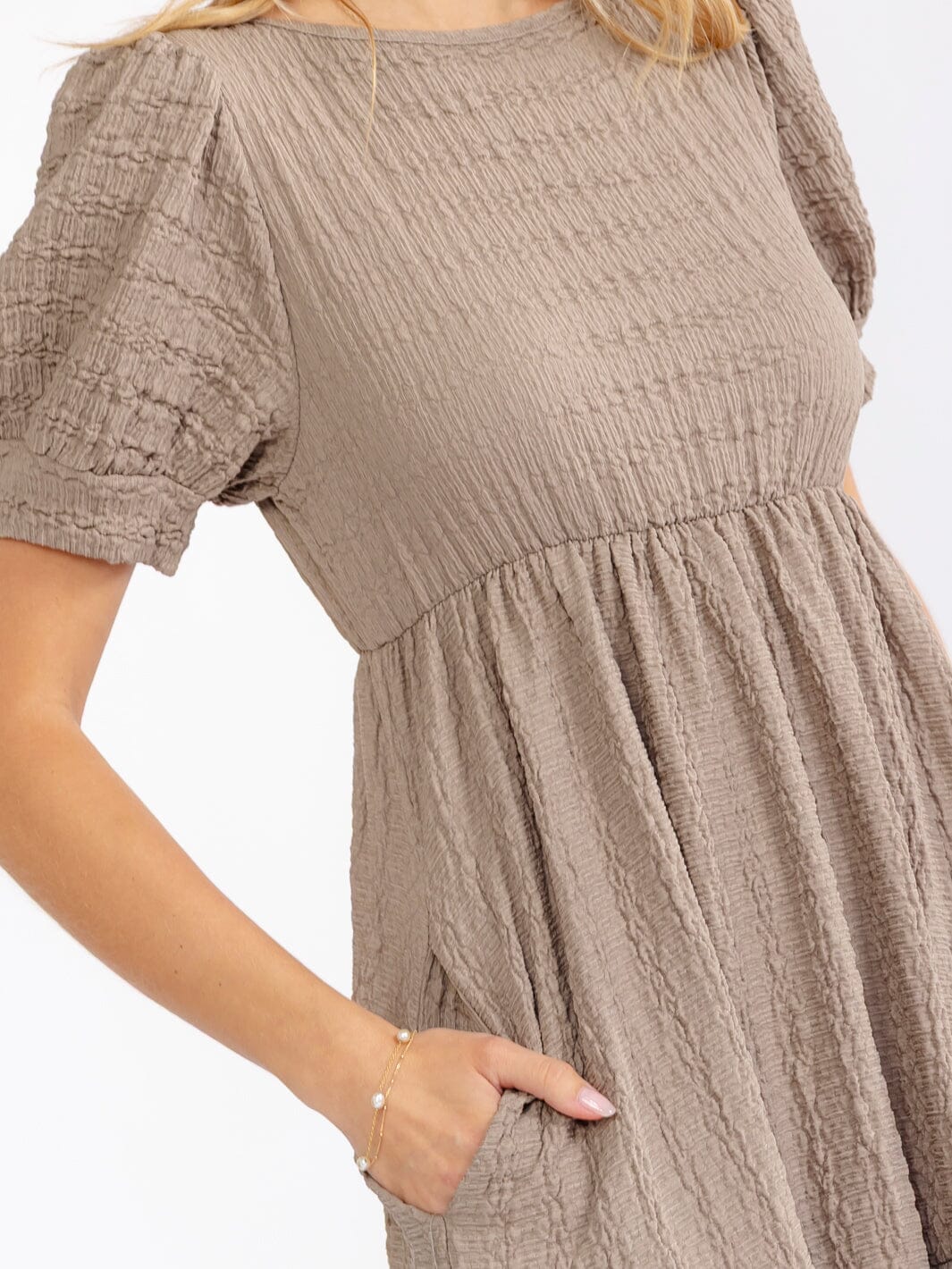 WOMEN'S SHORT SLEEVE FRONT POCKETS PARIS TEXTURE TIERED MAXI DRESS
