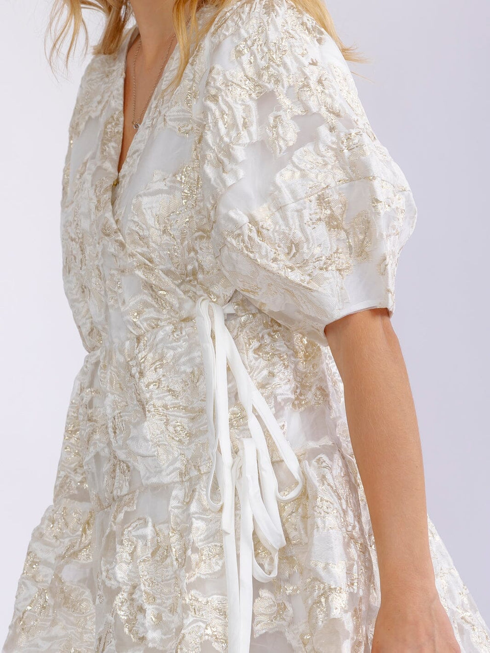 JUST ME WOMEN'S SHORT PUFF SLEEVE SHIMMER DETAILED WRAP MINI DRESS