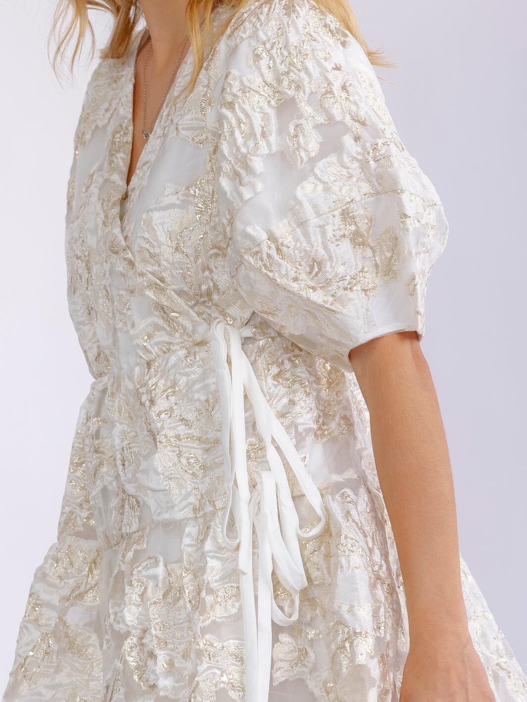 JUST ME WOMEN'S SHORT PUFF SLEEVE SHIMMER DETAILED WRAP MINI DRESS
