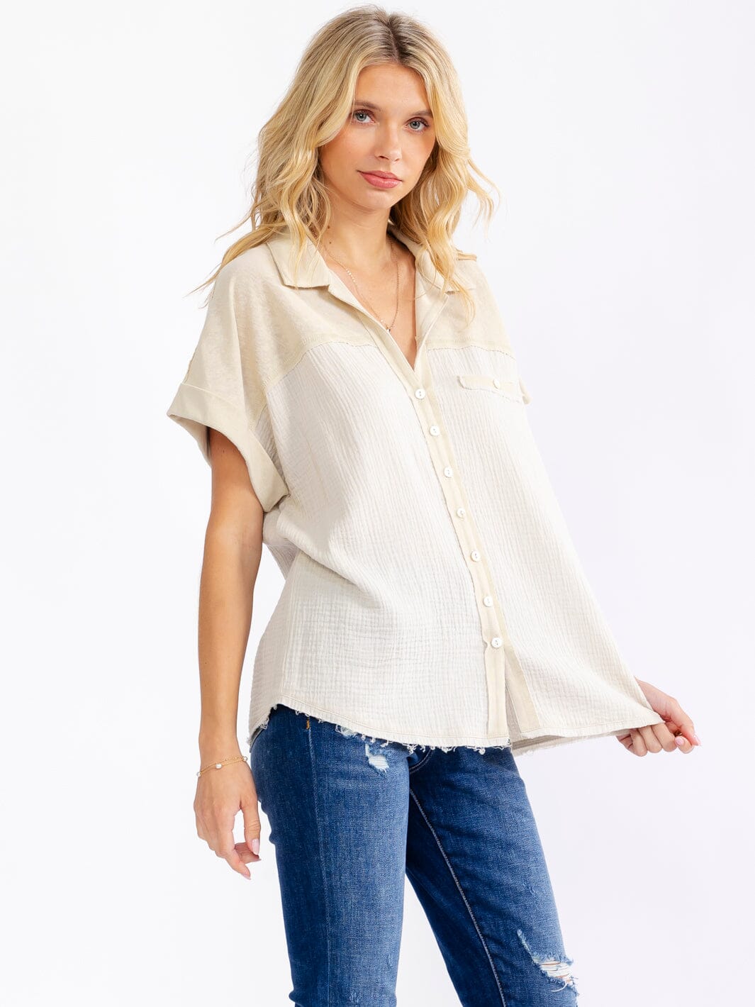 WOMEN'S SHORT SLEEVE V-NECK BUTTON UP CONTRAST BLOUSE
