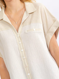 WOMEN'S SHORT SLEEVE V-NECK BUTTON UP CONTRAST BLOUSE