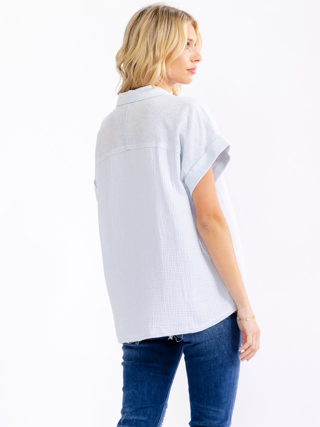 WOMEN'S SHORT SLEEVE V-NECK BUTTON UP CONTRAST BLOUSE