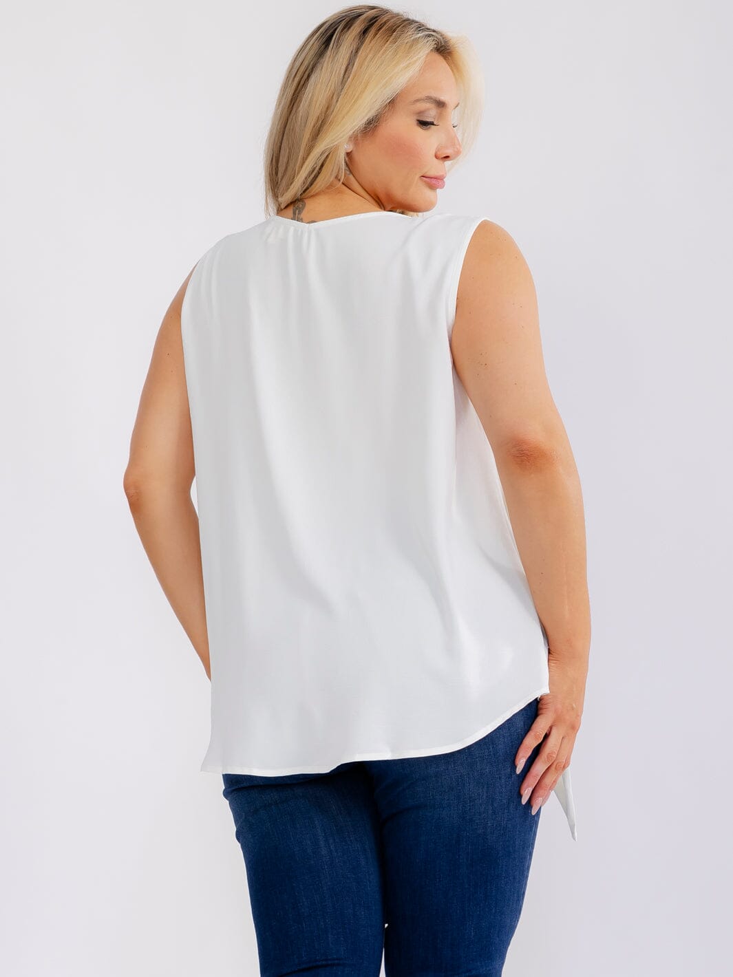 PLUS SIZE SLEEVELESS DETAILED BLOUSE