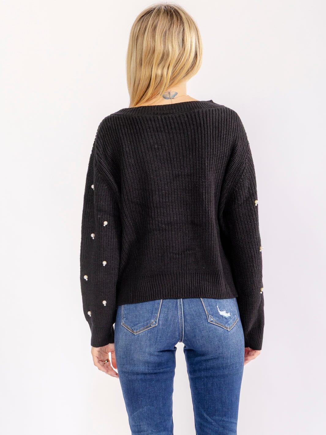 WOMEN'S LONG SLEEVE BUTTON CLOSURE PEARL DETAILED SWEATER