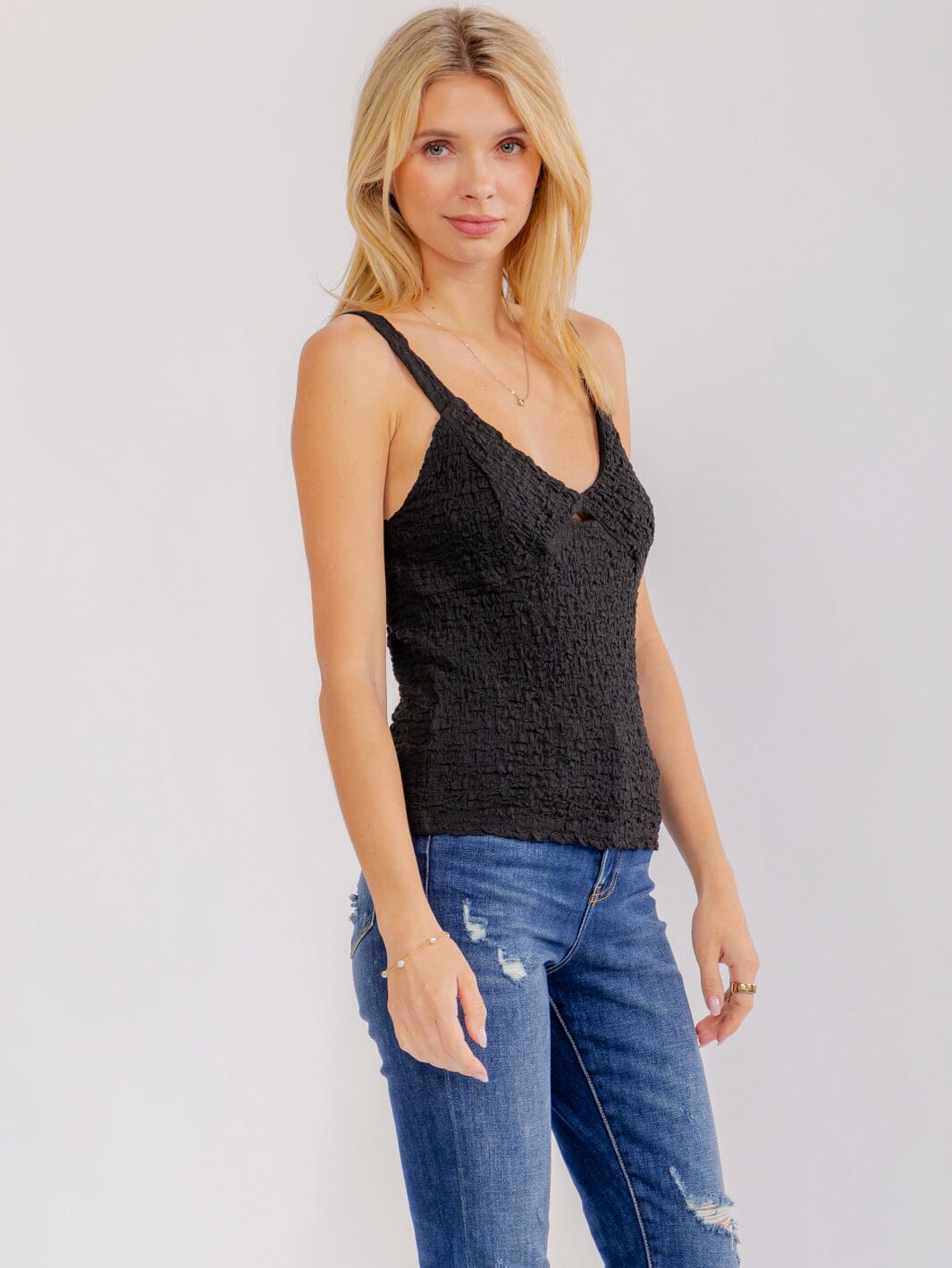 WOMEN'S SLEEVELESS V-NECK CUT OUT TANK TOP