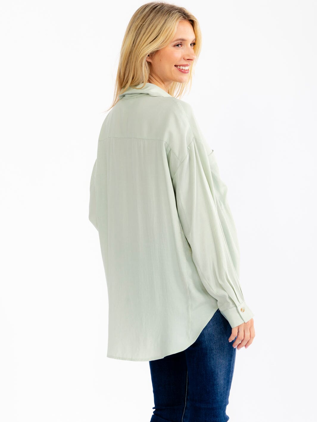 WOMEN'S LONG SLEEVE BUTTON UP FRONT POCKET OVERSIZED SHIRT
