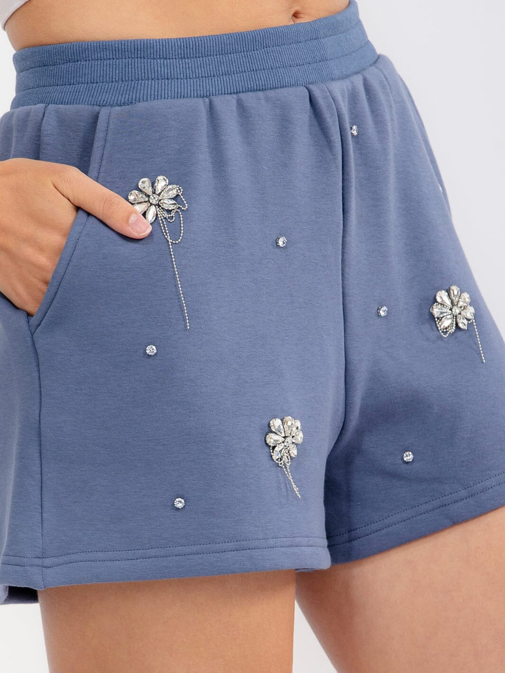 WOMEN'S ELASTIC WAIST FRONT POCKETS STUDS DETAILED MINI SHORTS