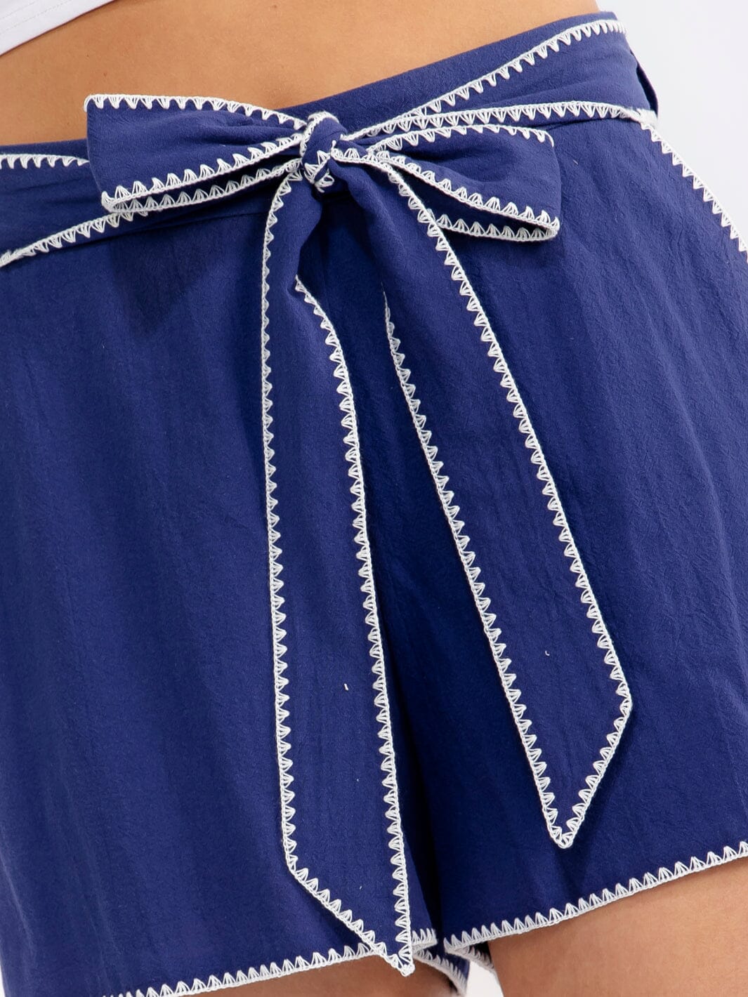 WOMEN'S ZIP UP SELF TIE FRONT POCKETS TRIM DETAILED MINI SHORTS