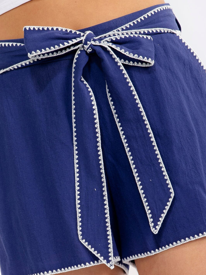 WOMEN'S ZIP UP SELF TIE FRONT POCKETS TRIM DETAILED MINI SHORTS