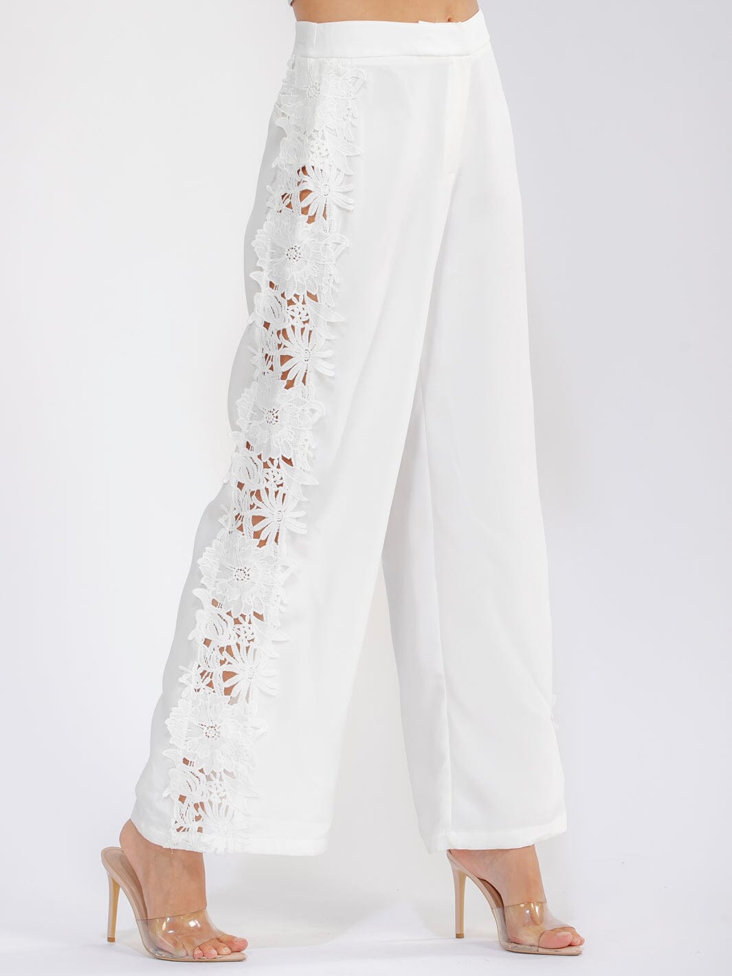 WOMEN'S ZIPPER CLOSURE FLOWER CROCHET DETAILED MINI SHORTS (Copy)