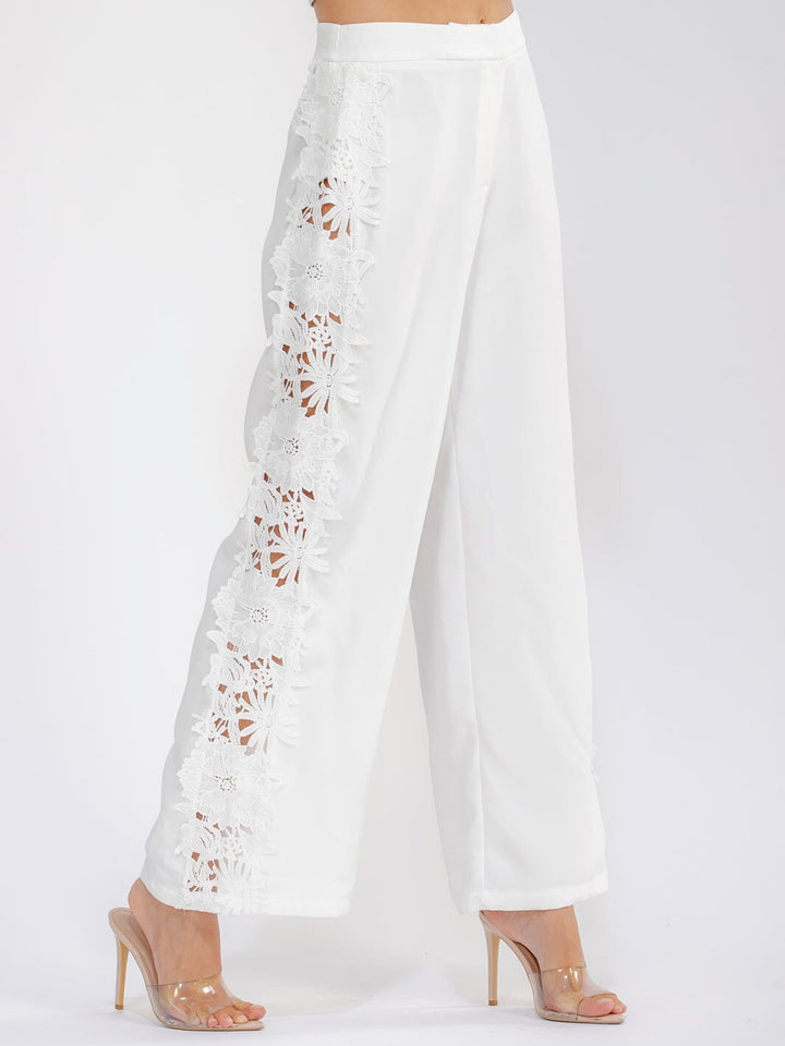 WOMEN'S ZIPPER CLOSURE FLOWER CROCHET DETAILED MINI SHORTS (Copy)