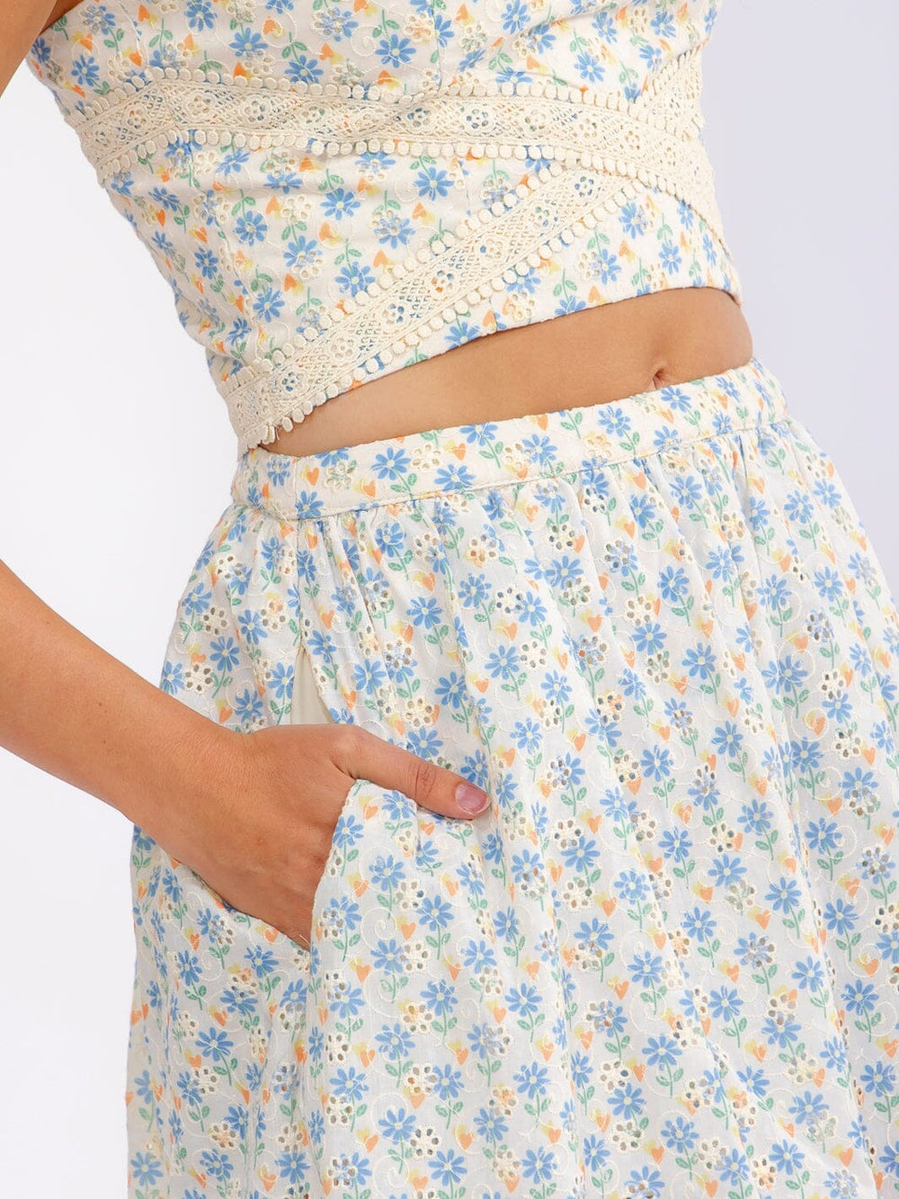 JUST ME WOMEN'S SLEEVELESS TOP & ZIP UP MINI SKORT FLORAL EYELET 2PC. SET