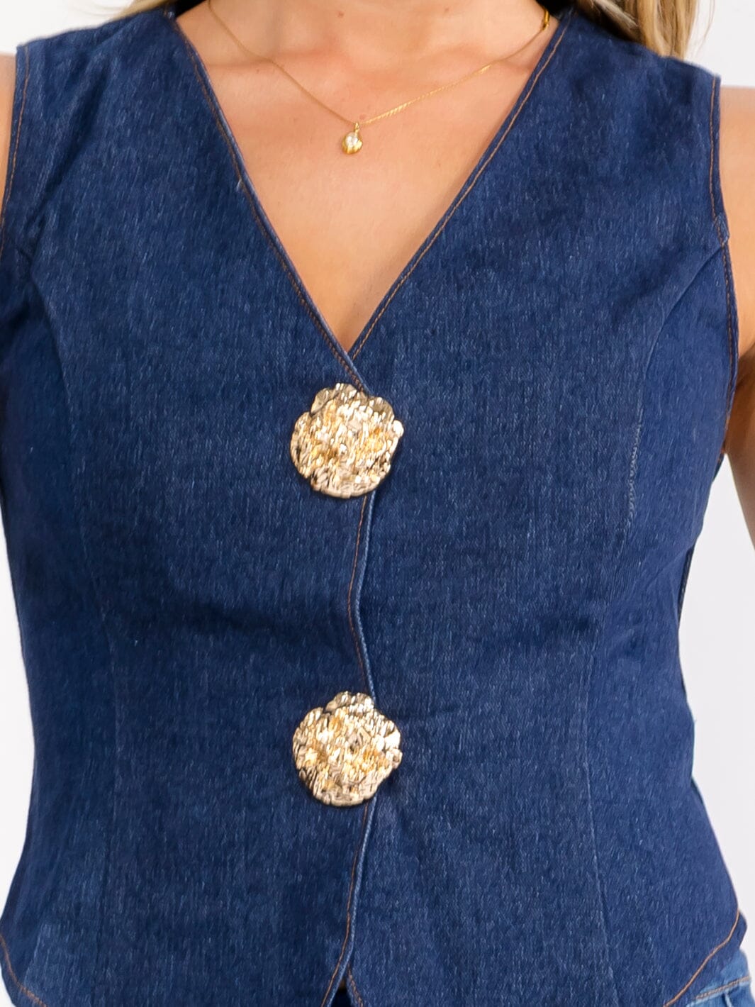 WOMEN'S SLEEVELESS V-NECK BUTTON CLOSURE DENIM TOP
