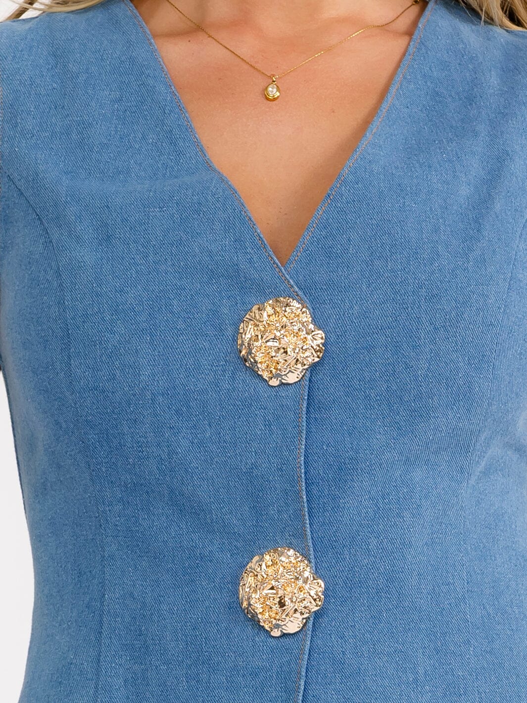WOMEN'S SLEEVELESS V-NECK BUTTON CLOSURE DENIM TOP