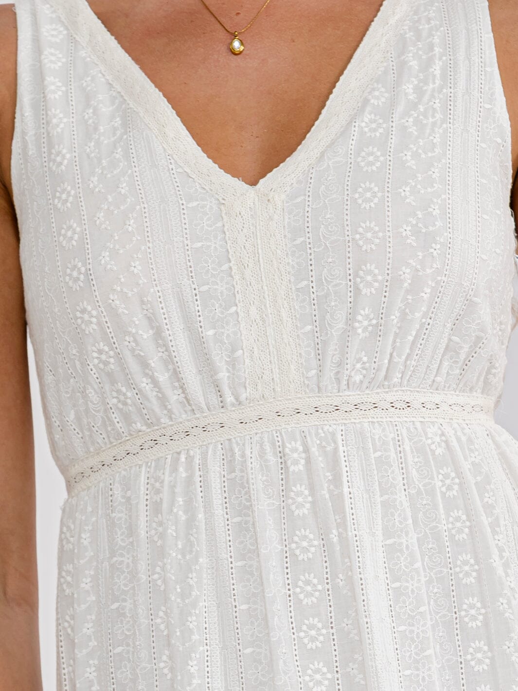 JUST ME WOMEN'S SLEEVELESS V-NECK TIERED EMBROIDERY MAXI DRESS