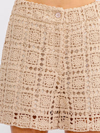 WOMEN'S BUTTON CLOSURE CROCHET MINI SHORTS