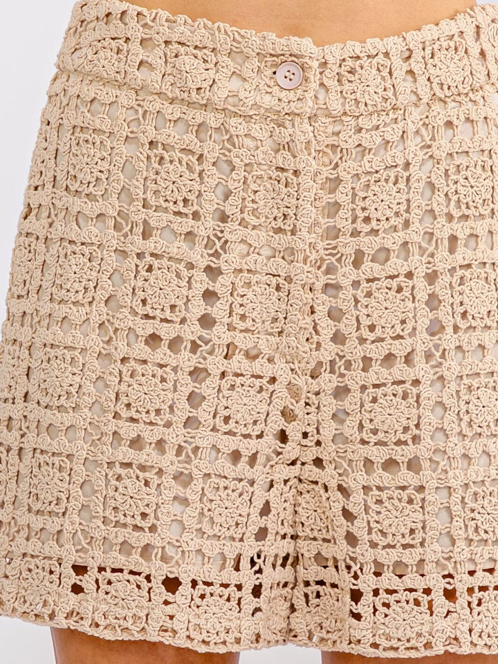 WOMEN'S BUTTON CLOSURE CROCHET MINI SHORTS
