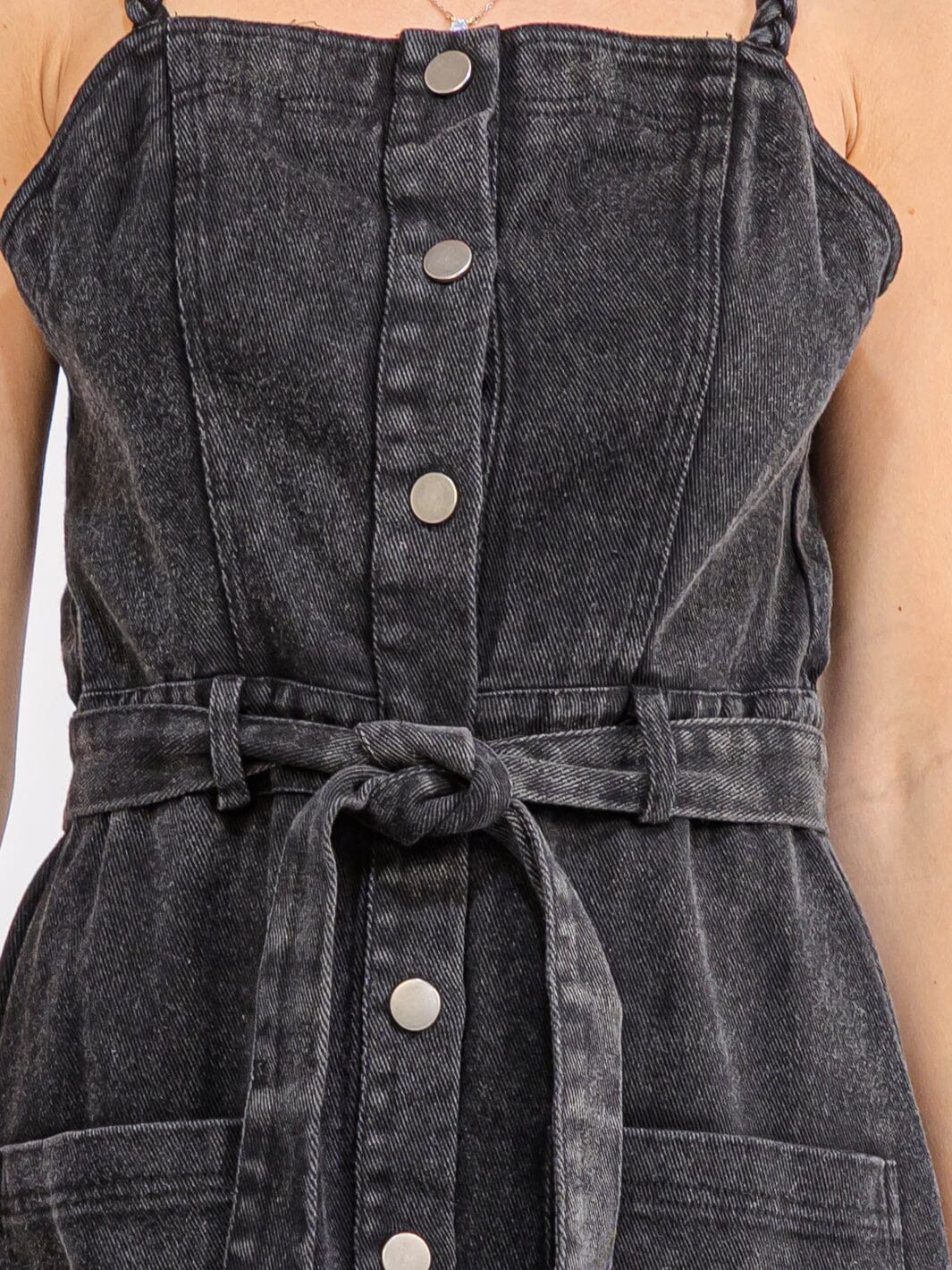 WOMEN'S SLEEVELESS BUTTON UP SELF TIE POCKETS DENIM WASHED MINI DRESS