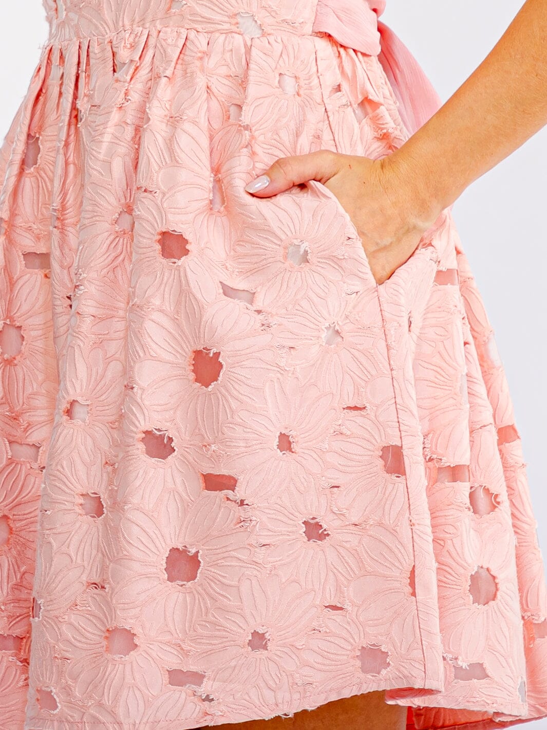 WOMEN'S SLEEVELESS SMOCK FRONT POCKETS FLOWER DETAILED FIT & FLARE MINI DRESS
