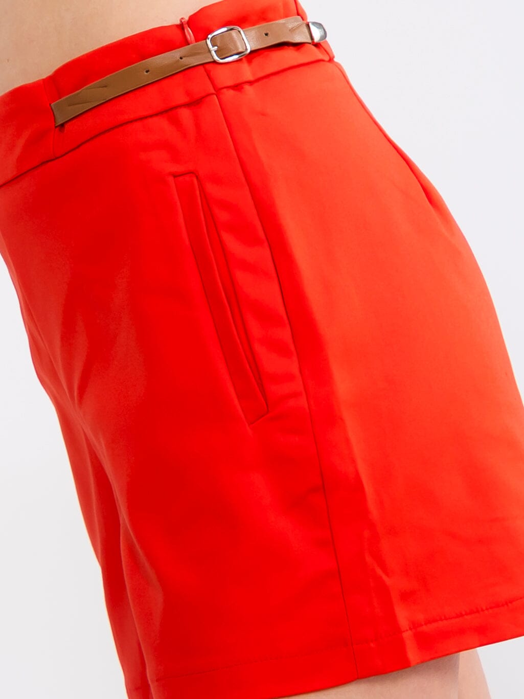 WOMEN'S ZIP UP BELT DETAILED SOLID MINI SHORTS