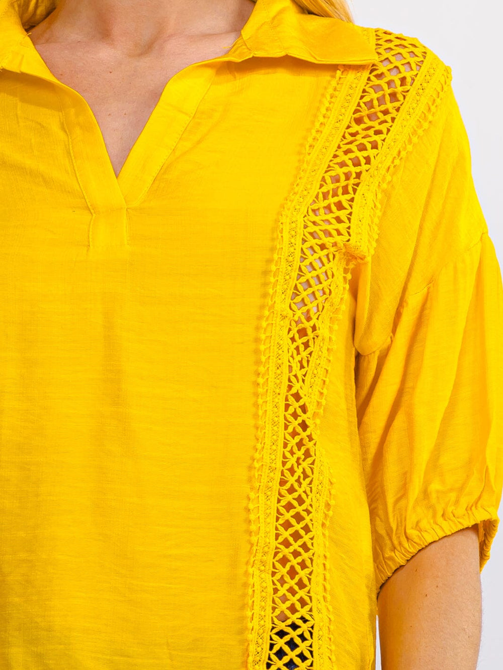 WOMEN'S SHORT SLEEVE V-NECK HIGH-LOW CROCHET BLOUSE