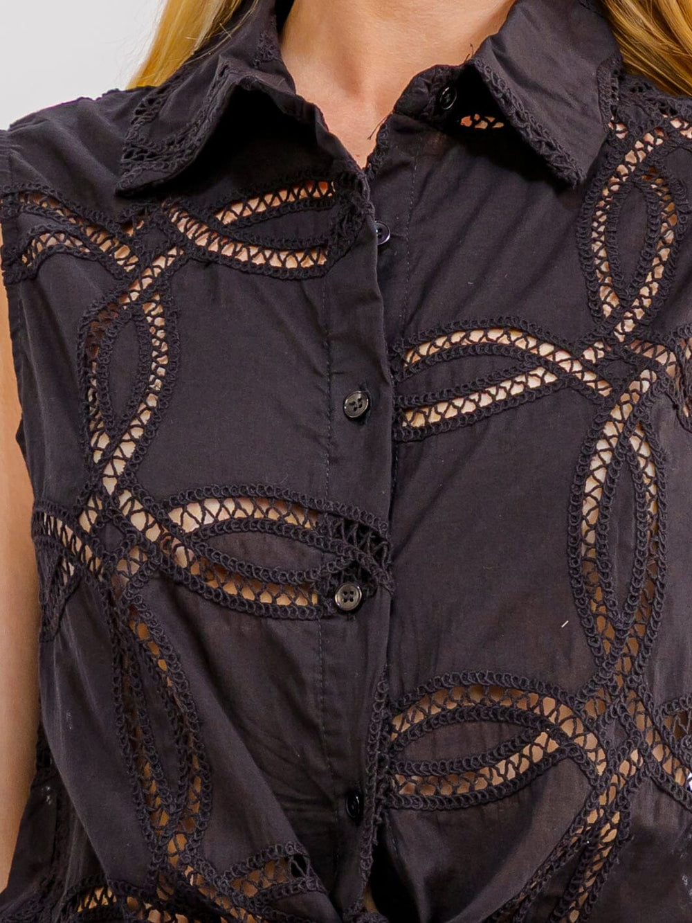 WOMEN'S SLEEVELESS BUTTON UP EYELET TANK TOP