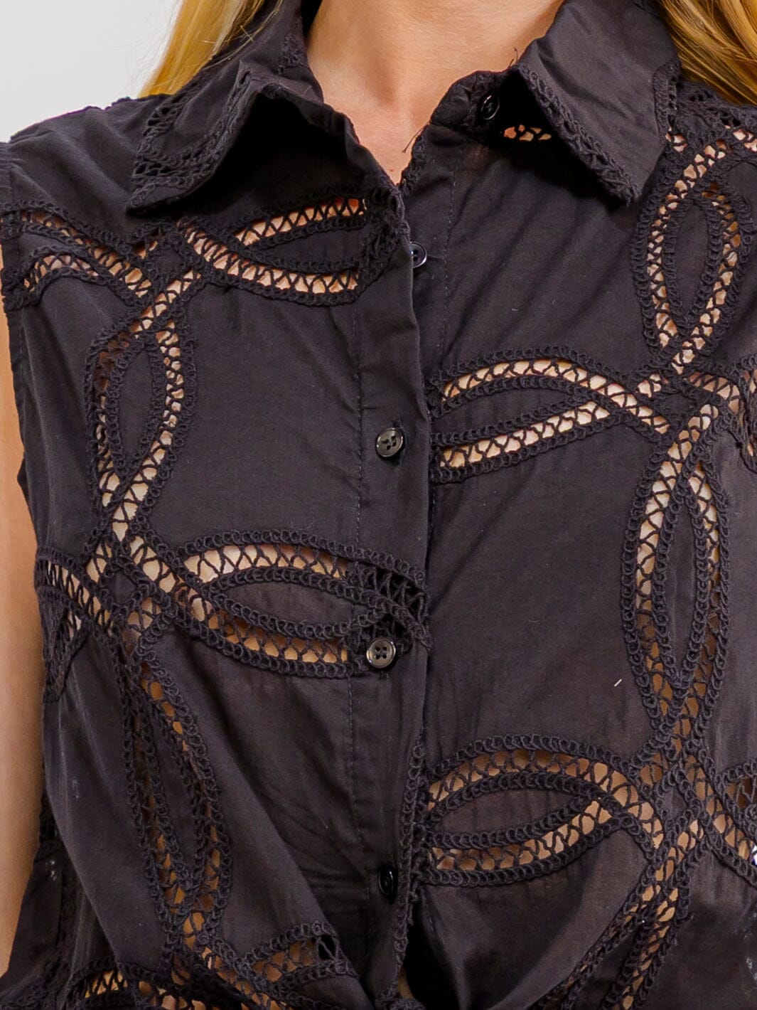 WOMEN'S SLEEVELESS BUTTON UP EYELET TANK TOP